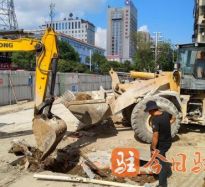 美女肥逼高温下的坚守｜道路建设者用汗水铺就畅通路